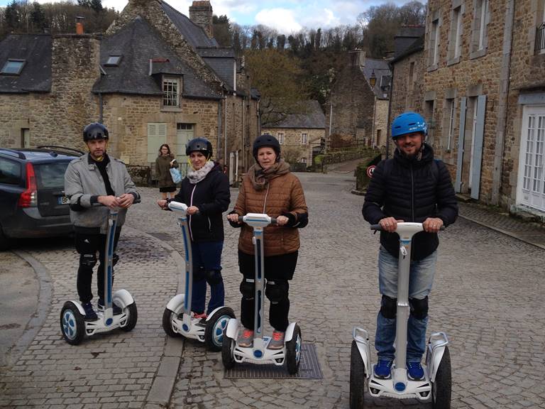 Avec mes pilotes , au coeur du village médiéval de LEHON, fevrier 2018